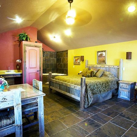 Rustic Creek Ranch Resort At North Jellystone Park Burleson Exterior photo