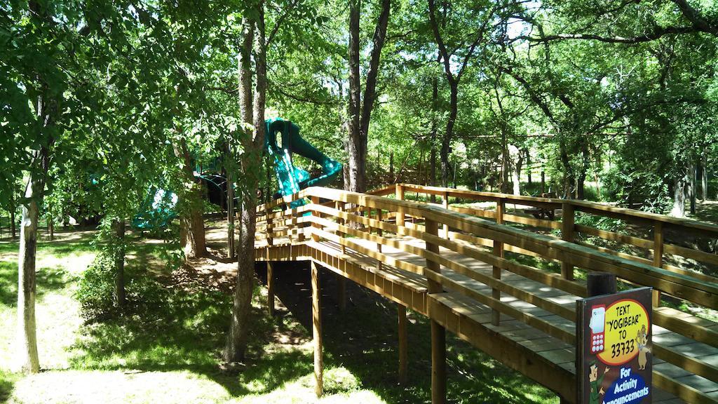 Rustic Creek Ranch Resort At North Jellystone Park Burleson Exterior photo