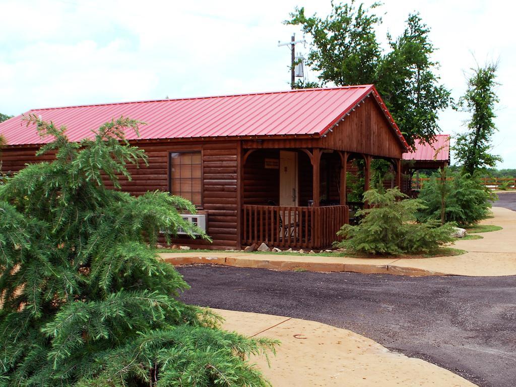 Rustic Creek Ranch Resort At North Jellystone Park Burleson Exterior photo