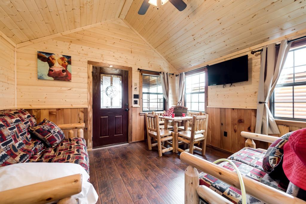 Rustic Creek Ranch Resort At North Jellystone Park Burleson Exterior photo
