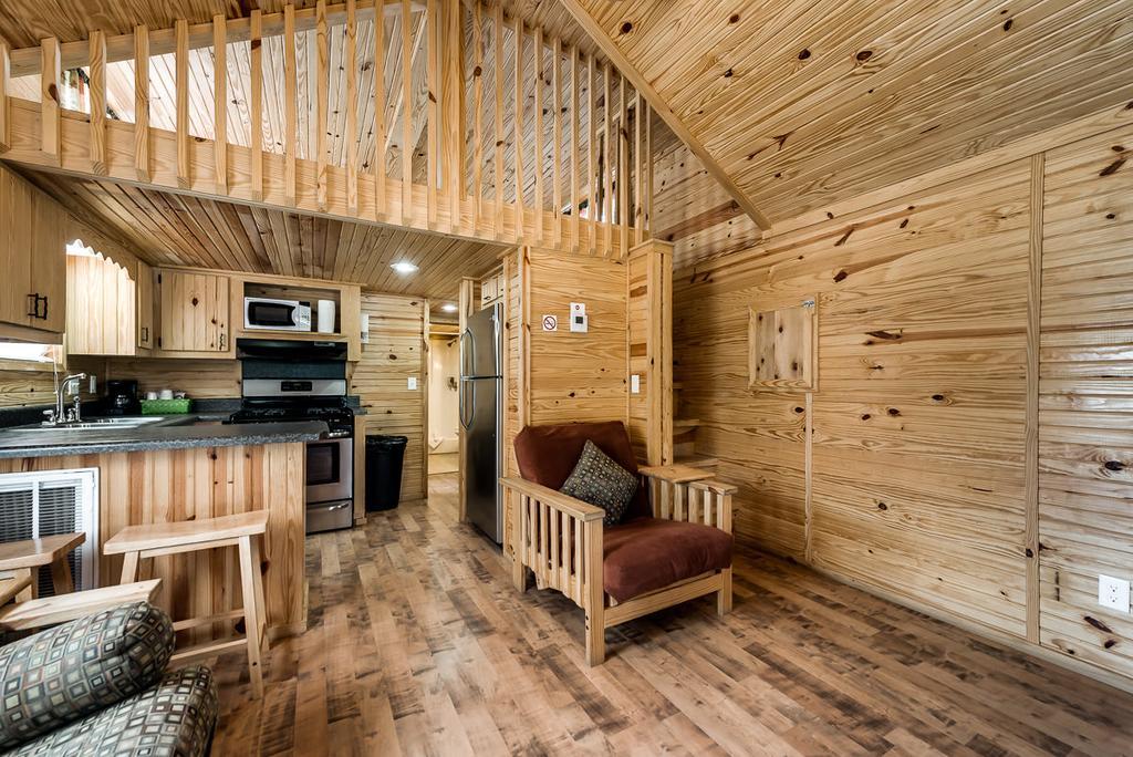 Rustic Creek Ranch Resort At North Jellystone Park Burleson Room photo