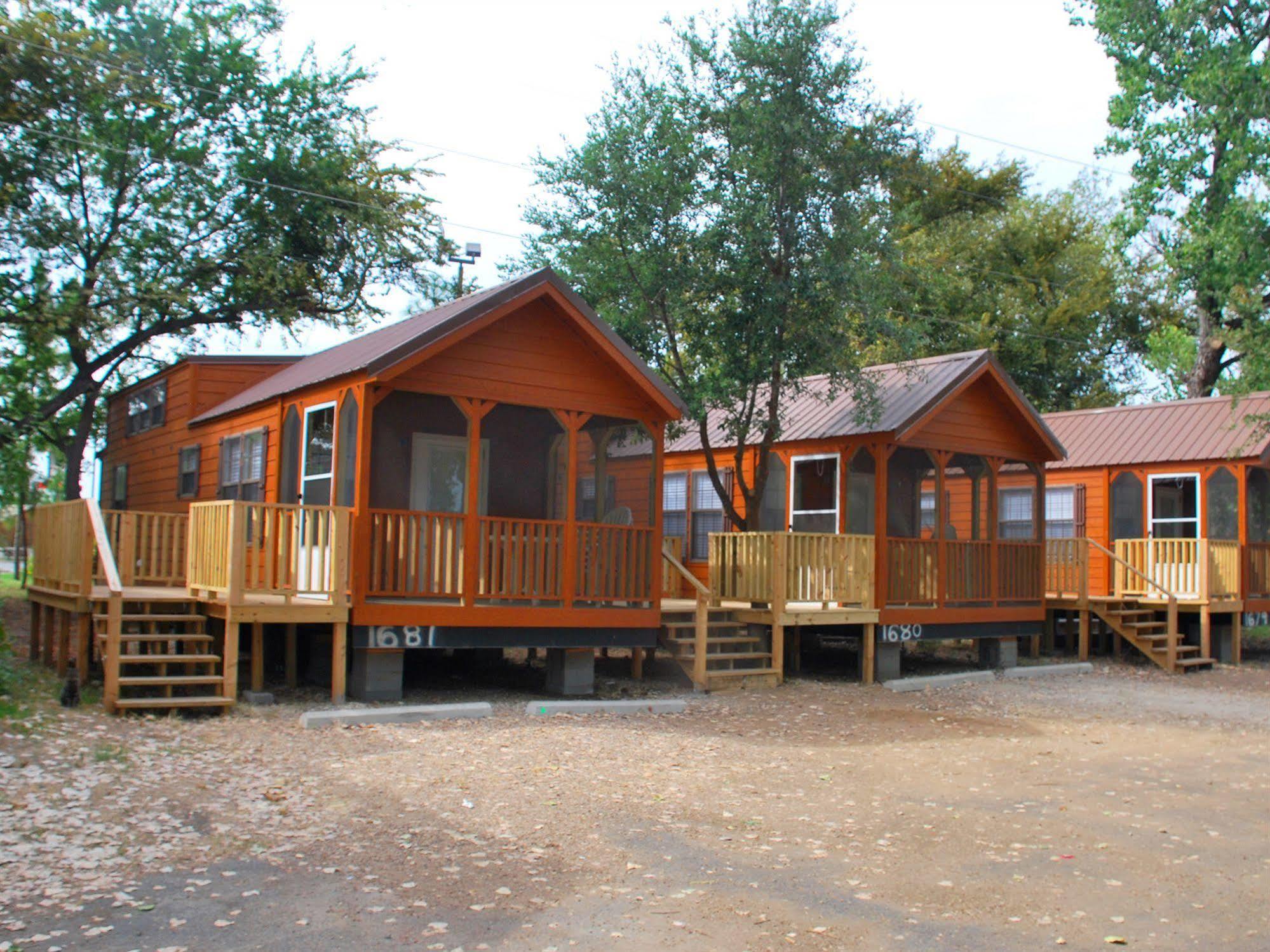 Rustic Creek Ranch Resort At North Jellystone Park Burleson Exterior photo