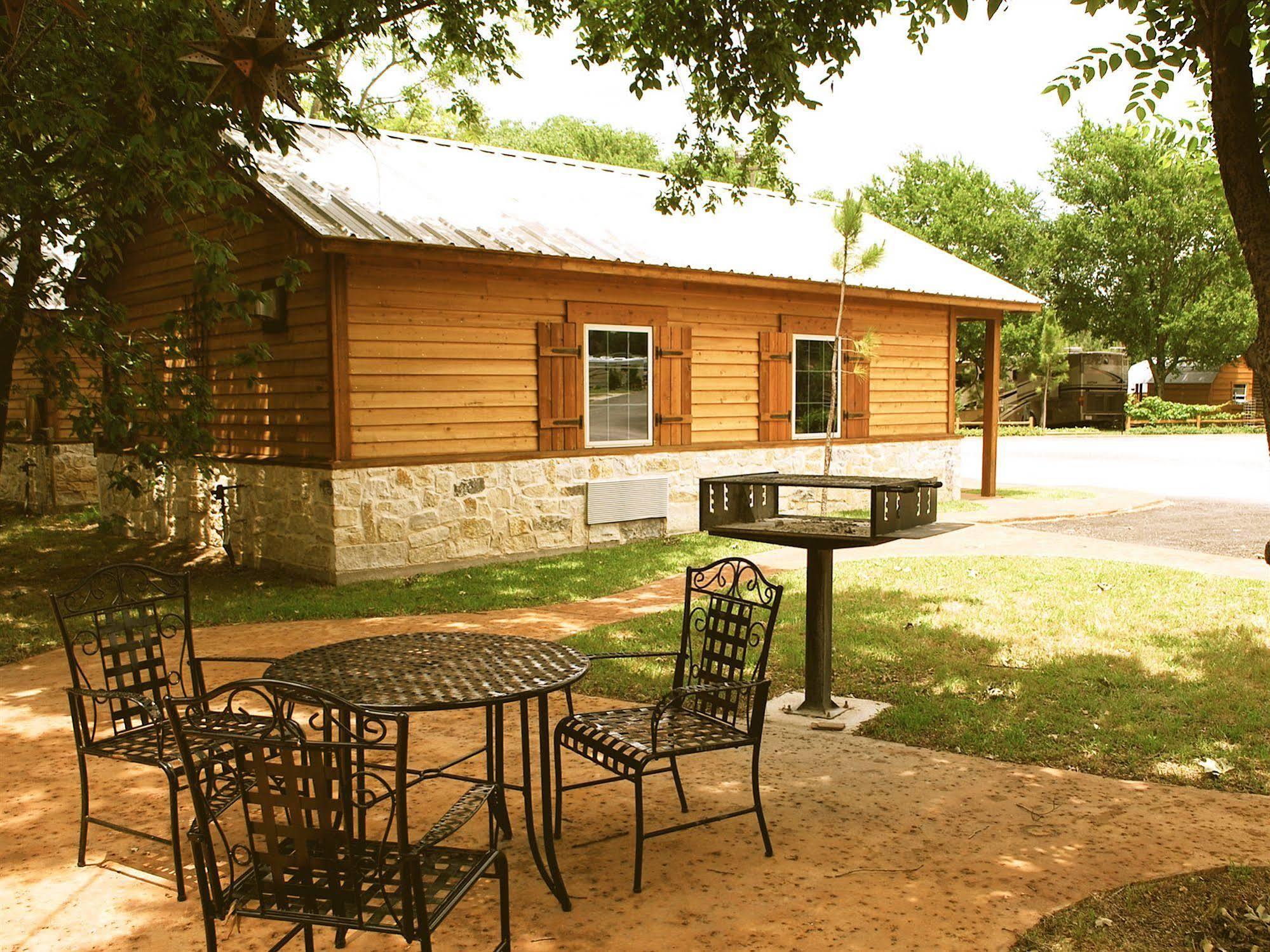 Rustic Creek Ranch Resort At North Jellystone Park Burleson Exterior photo