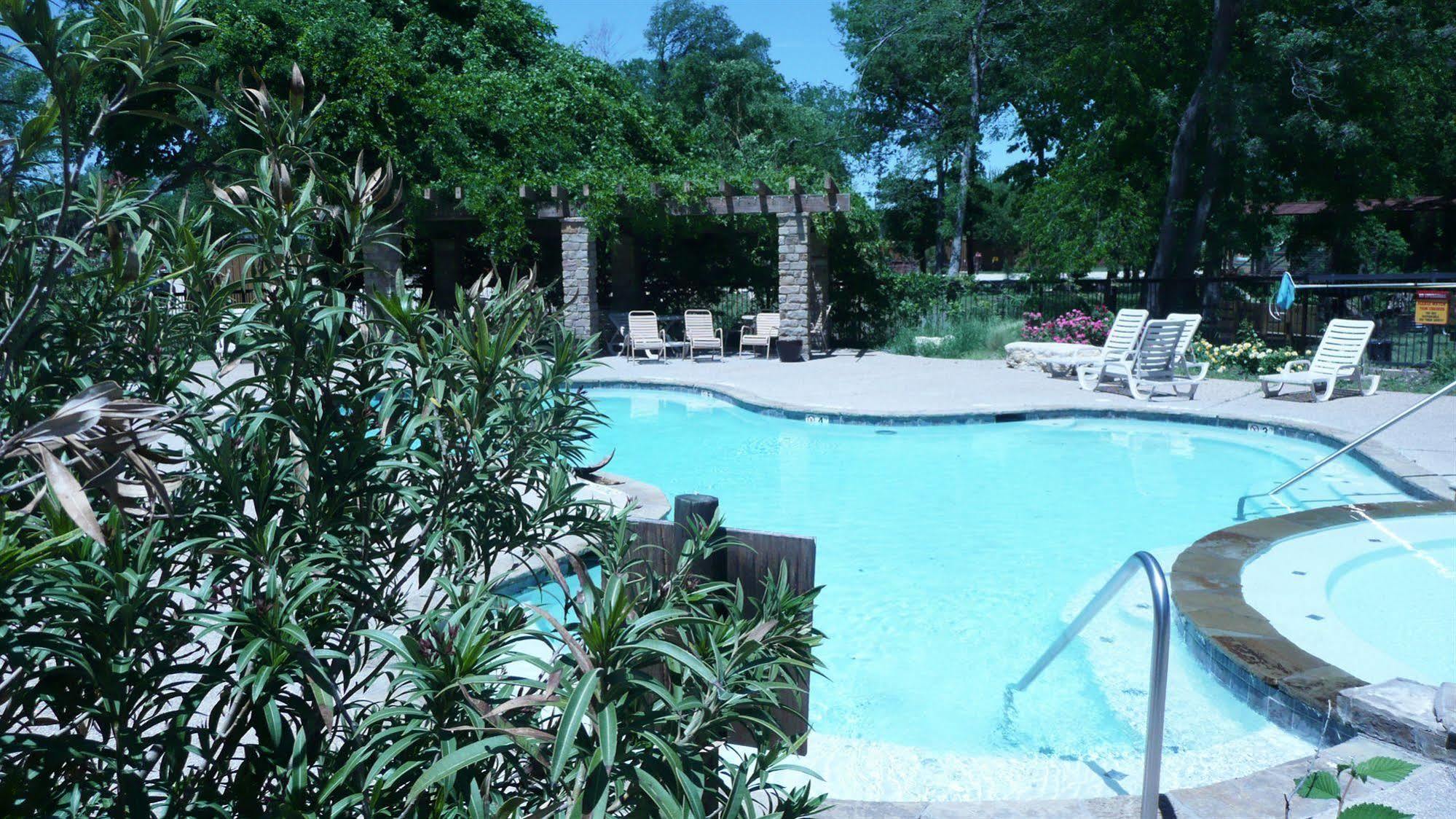 Rustic Creek Ranch Resort At North Jellystone Park Burleson Exterior photo
