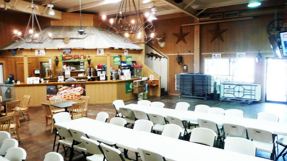 Rustic Creek Ranch Resort At North Jellystone Park Burleson Exterior photo