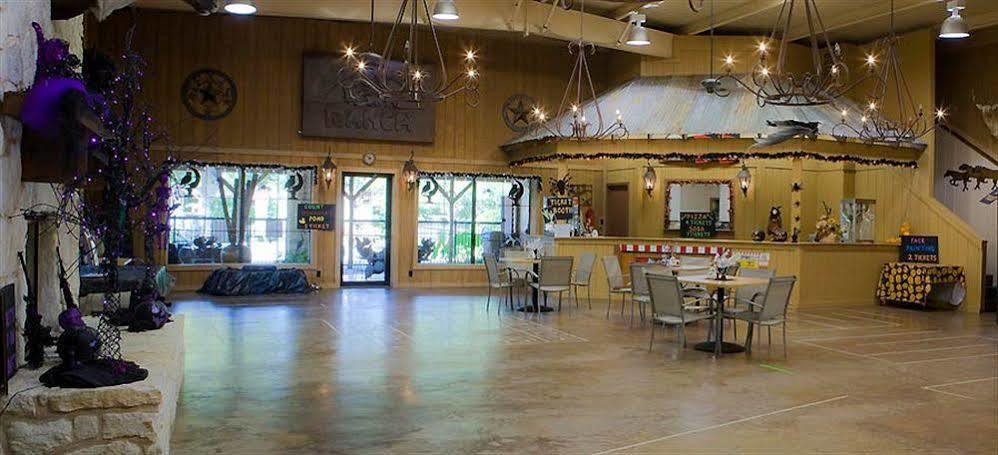 Rustic Creek Ranch Resort At North Jellystone Park Burleson Exterior photo